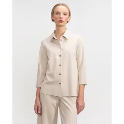 Camisa de mujer con abotonadura y cuello camisero