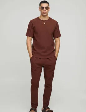 Men's Regular Fit Pleated T-Shirt and Slim Tapered Jogger Set Chocolate Size X-Small Chocolate XS - boohooMAN - FashionsVida