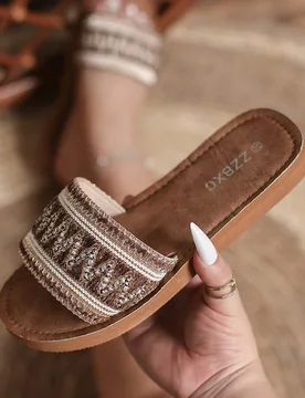 Sandalias planas marrones para mujer Four Seasons Global, estilo vintage italiano de moda, lujosas y exquisitas con decoración ondulada, estilo de em - Shein - FashionsVida