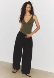 Body mit V-Ausschnitt und Trägern Khaki S
