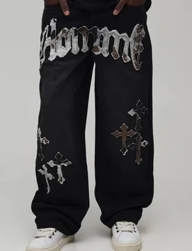 Herren Jeans Hosen Mit Kuh-Applikation In Entspannter Passform Washed Black Größe 28R - boohooMAN - FashionsVida