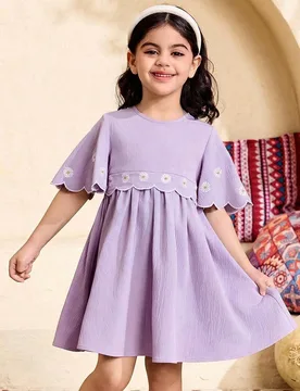 Vestido casual de vacaciones para niña joven con bordado floral de margaritas, ribete de pétalos, mangas acampanadas, patchwork, falda completa frun - Shein - FashionsVida