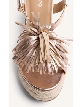 Sandalias de cuña de mujer de piel con detalle de flecos y cuña de rafia - Gioseppo - FashionsVida