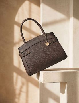 Borsa urbana in similpelle con monogramma e ciondolo gioiello - multicolor