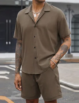 Conjunto de camisa de manga corta de color liso minimalista y pantalones cortos con cintura de cordón para hombre, casual de verano, para vacaciones - Shein - FashionsVida