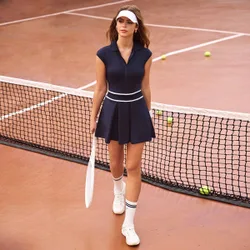 Vestido deportivo de mujer con bloques de color, rayas y bajo plisado