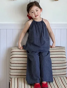 Conjunto de 2 piezas de estilo coreano para niñas jóvenes, con top sin mangas de cuello halter a rayas y pantalones vaqueros anchos y sueltos - Shein - FashionsVida