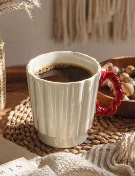 Tazza rigata con manico intrecciato - rosso