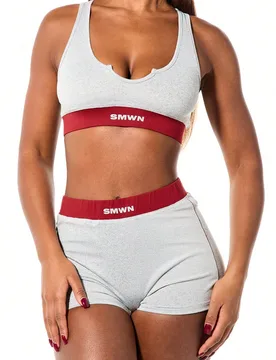 Conjunto de top deportivo con escote en pico gris y shorts de tiro alto para estar en casa con ribete contrastante en rojo - Shein - FashionsVida
