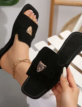 Sandalias planas tipo slide de mujer con punta cuadrada y decoración de cabeza de leopardo metálica, zapatos de playa de moda con una tira, sandalia - Shein - FashionsVida