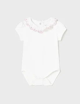 Body bianco in cotone stretch a maniche corte con scollo a cappette e ricamo rosa 6-18 mesi - Mayoral - FashionsVida