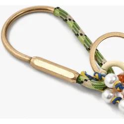 Llavero con charms decorativos y eslabones
