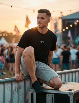 T-shirt in cotone con motivo skateboard - nero