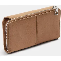 Cartera de mujer mediana con cierre de cremallera y tachuelas decorativas