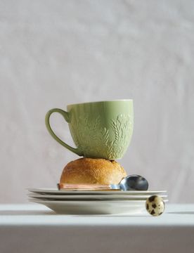 Tazza con motivo vegetale in rilievo - verde pallido