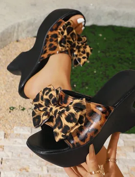 Sandalias de cuña con estampado de leopardo vintage, parte superior brillante con lazo 3D, tacón de cuña grueso, comodidad acolchada, estilo casual - Shein - FashionsVida