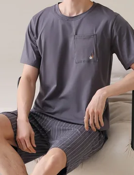 Piezas Conjunto de pijama de hombre de unicolor, casual, holgado, minimalista, con bolsillo, cuello redondo, manga corta y pantalones cortos a cuadros - Shein - FashionsVida