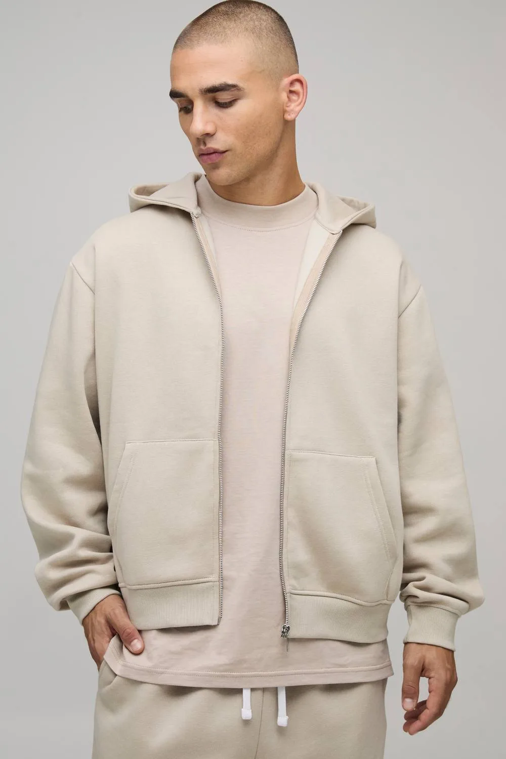 Herren Basic Oversized Boxy Zip-Hoodie Sweatshirt Stone Größe Medium - boohooMAN - FashionsVida