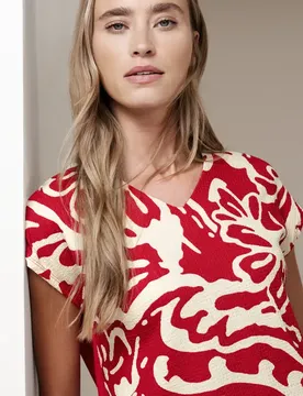 T-Shirt mit Split Neck und Frontprint female Multicolour Rot