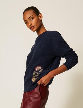 Pull ras-du-cou en laine avec broderies florales