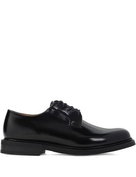 Scarpe pianeggianti di chiese nere