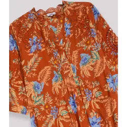 Vestido corto estampado de manga francesa con cierre frontal