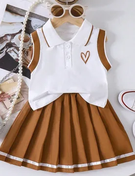 Conjunto de top de tirantes con cuello polo con estampado de letras y falda mini plisada para niña preadolescente - Shein - FashionsVida