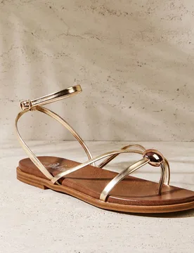 Sandalias planas metálicas de PU dorado con tira de tobillo, decoración de bola de metal, punta redonda y plantilla ancha y acolchada - Elegantes, l - Shein - FashionsVida