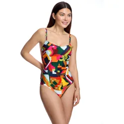 Bañador de mujer con escote redondo y espalda en u