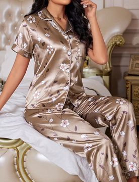 Conjunto de pijama con estampado floral y ribete de contraste