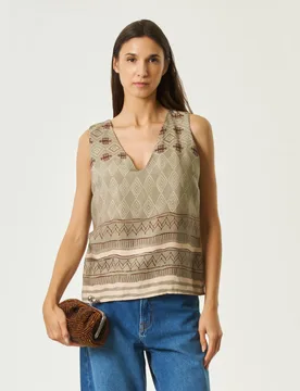 Top smanicato color salvia in pura viscosa con stampa geometrica a contrasto - Wu'Side - FashionsVida