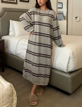 Vestido de salón holgado con estampado floral y de rayas de felpa para invierno, muu muu, para pijama de otoño e invierno, atuendo acogedor - Shein - FashionsVida