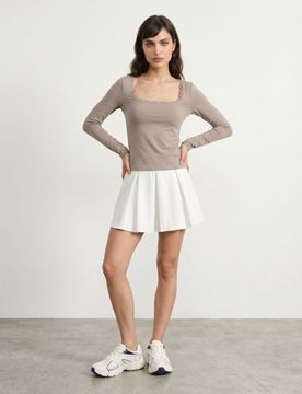 Blusa a maniche lunghe con pizzo sul décolleté - beige