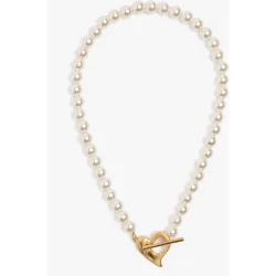 Collar de perlas corto con abalorio de corazón