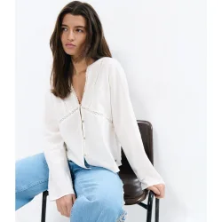 Blusa de mujer con bordados y escote