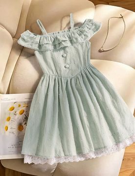 Vestido elegante con hombros descubiertos y volantes para niña