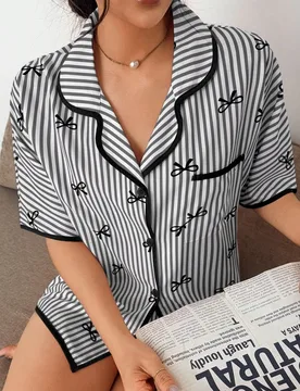 Conjunto de pijama de 2 piezas para mujer con shorts de estampado rosa con lazo a rayas y manga corta - Shein - FashionsVida