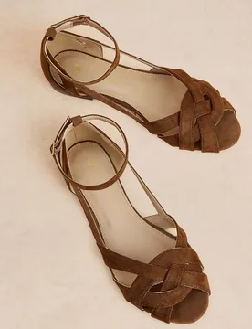 Sandalias planas marrones con hebilla hueca tejida para mujer, zapatos de playa romanos versátiles para verano, ir al trabajo y citas - Shein - FashionsVida