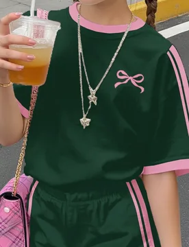 Conjunto de 2 piezas/Set de camiseta de cuello redondo y pantalones cortos con rayas de contraste rosa y verde, estilo casual y lindo para niñas prea - Shein - FashionsVida