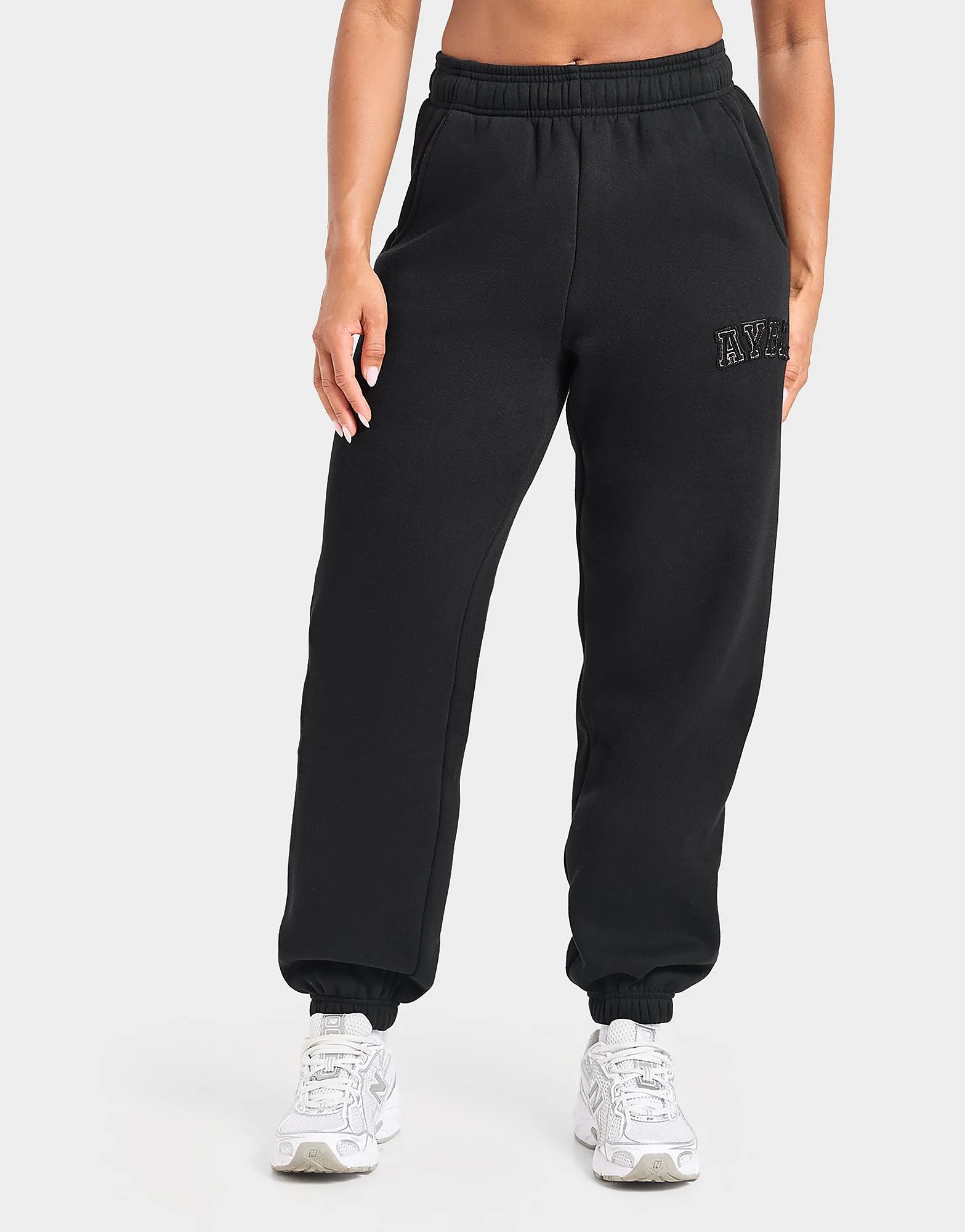 Varsity Applique Cuffed Joggers - Damen, Schwarz - female - Size: XL - AYBL - FashionsVida