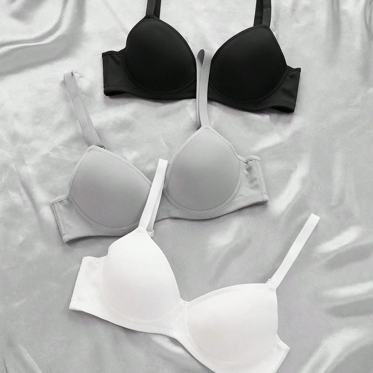 Set de 3 sujetadores de mujer de unicolor, cómodos y sin aros - Shein - FashionsVida