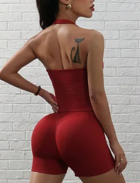 Conjunto de ropa deportiva para mujer con top corto de cuello halter con espalda abierta y shorts, conjunto de entrenamiento en color rojo - Shein - FashionsVida