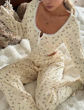 Conjunto de pijama de manga larga con cuello cuadrado de encaje floral romántico y tejido jacquard - Shein - FashionsVida
