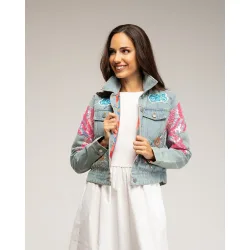 Cazadora denim de mujer con dibujo de mariposa bordado y lentejuelas