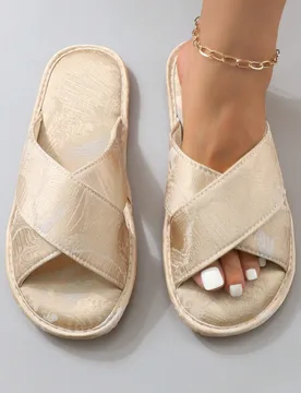 Nuevas zapatillas de casa para mujer de estilo chino con bordado chino en satén, diseño cruzado, cómodas y elegantes, antideslizantes, zapatillas d - Shein - FashionsVida