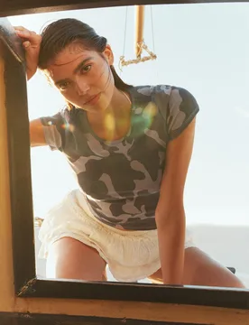 Slim-Fit-Shirt mit Print Khaki XS - Stradivarius - FashionsVida