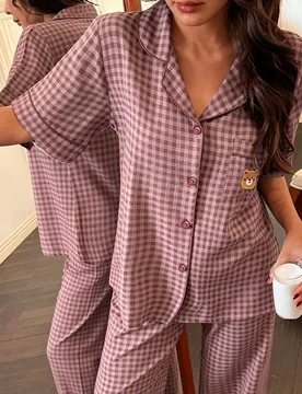 Conjunto de pijama y ropa de estar en casa para mujer con pantalón corto de manga corta, bolsillo frontal con bordado de oso lindo y estampado a cuad - Shein - FashionsVida