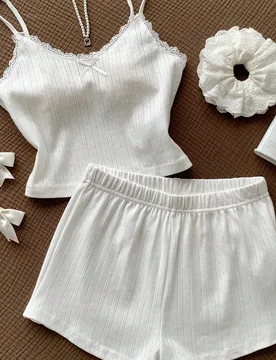 Piezas Conjunto de pijama de camiseta de tirantes y pantalones cortos de encaje de algodón jacquard texturizado y cómodo para mujer - Shein - FashionsVida