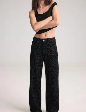 Jeans mit geflocktem Leopardenprint SCHWARZER DENIM-WASHED-LOOK 32 - Stradivarius - FashionsVida