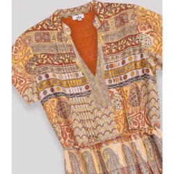 Vestido corto estampado con manga corta y cinturón